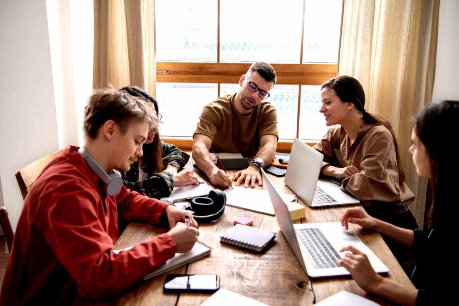 Espace de travail moderne avec outils d'automatisation financière